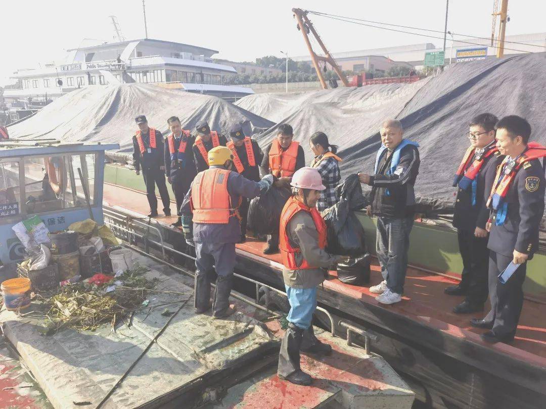 及时回应船民需求 解船舶垃圾接收燃眉之急_综合_张家港_生活