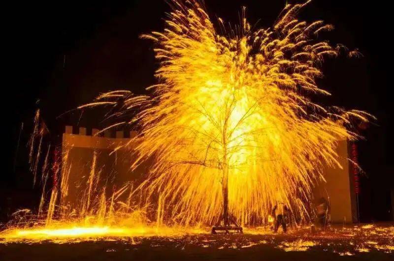 、惊涛骇浪、火树金花、二龙戏珠、空中雳火。孔雀开屏惊涛骇浪火树金花