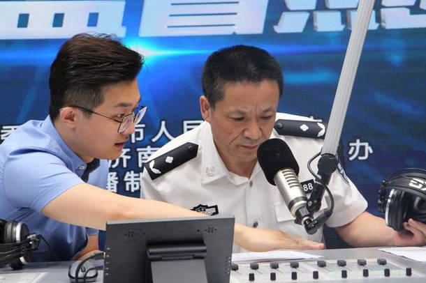 济南市中公安分局党委书记,局长王辉带队参加"作风监督热线"直播侥靠