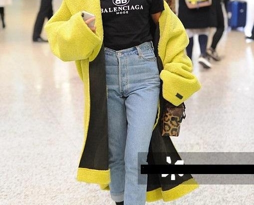 原创 吉克隽逸现身,"半脱外套"来吸引眼球,网友:黑出了新高度!