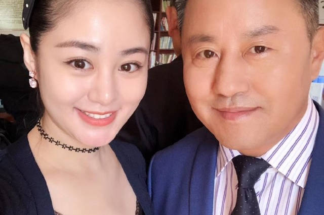 中"王长贵"扮演者王小宝,在个人社交平台上晒出小19岁妻子吴琼在工作