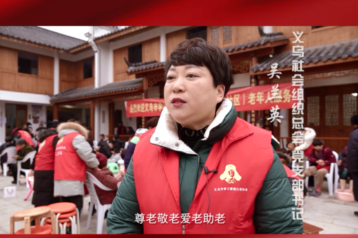 万朵鲜花送雷锋义乌市学习雷锋公益协会会长吴兰英