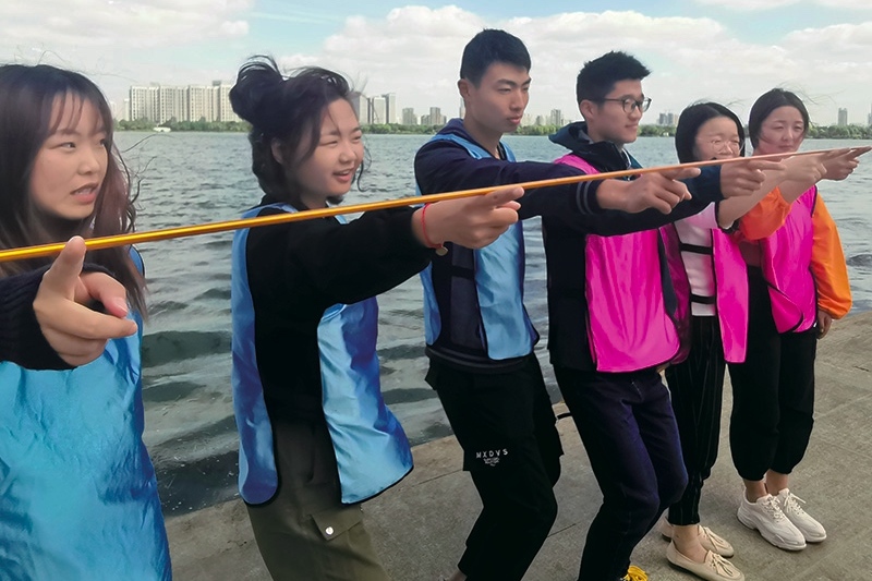 游戏智囊带你玩转经典培训拓展训练游戏---齐眉棍_手机搜狐网