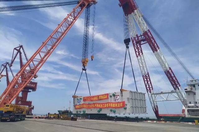 近日,连云港石化公司的冷箱在桅杆吊,浮吊的协同