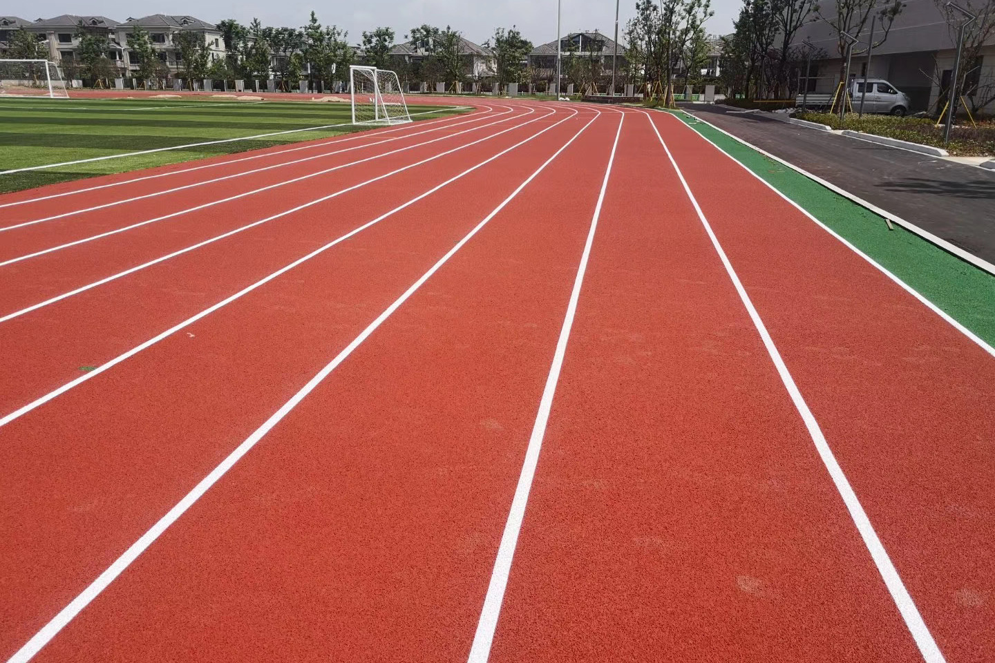 新国标混合型塑胶跑道底层铺设