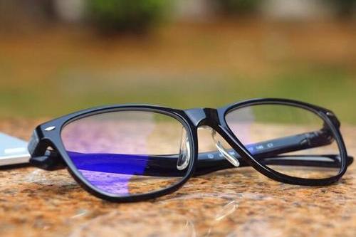 防蓝光眼镜出现反蓝紫光的现象是正常么？还是与镜片质量有关？_镀膜