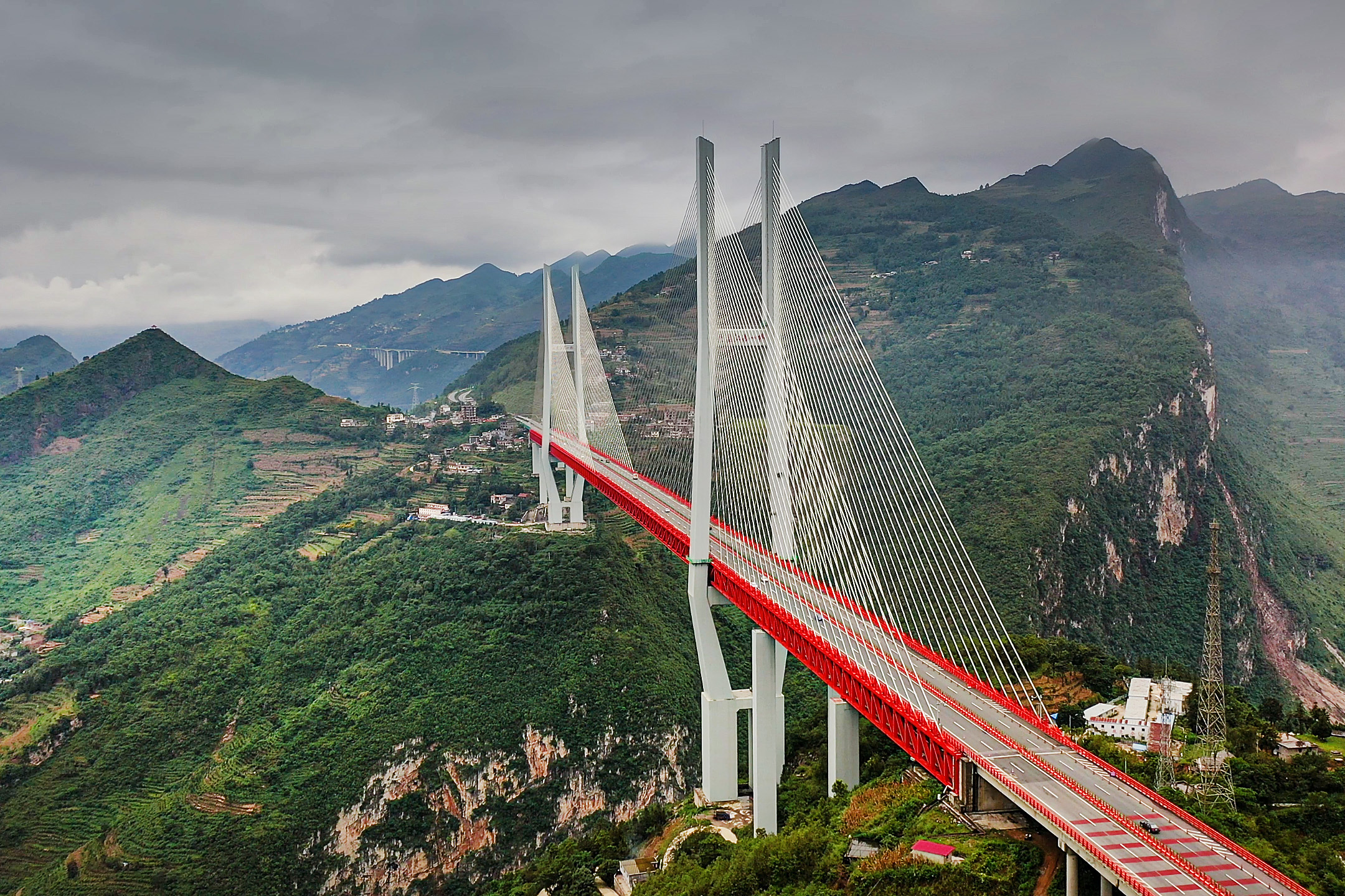 国庆航拍:世界第一高桥 565米高的北盘江特大桥