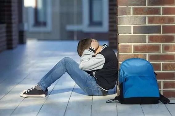 青少年心理咨询:初中生厌学,不肯上学,离家出走,该怎么办?