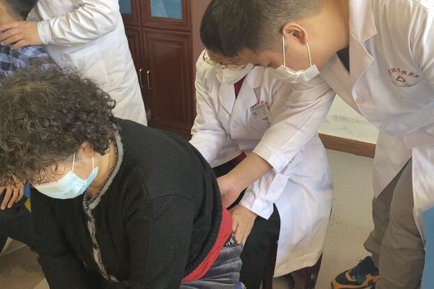 腰椎滑脱患者找双桥老太太罗有明传人罗秀芹院长看诊