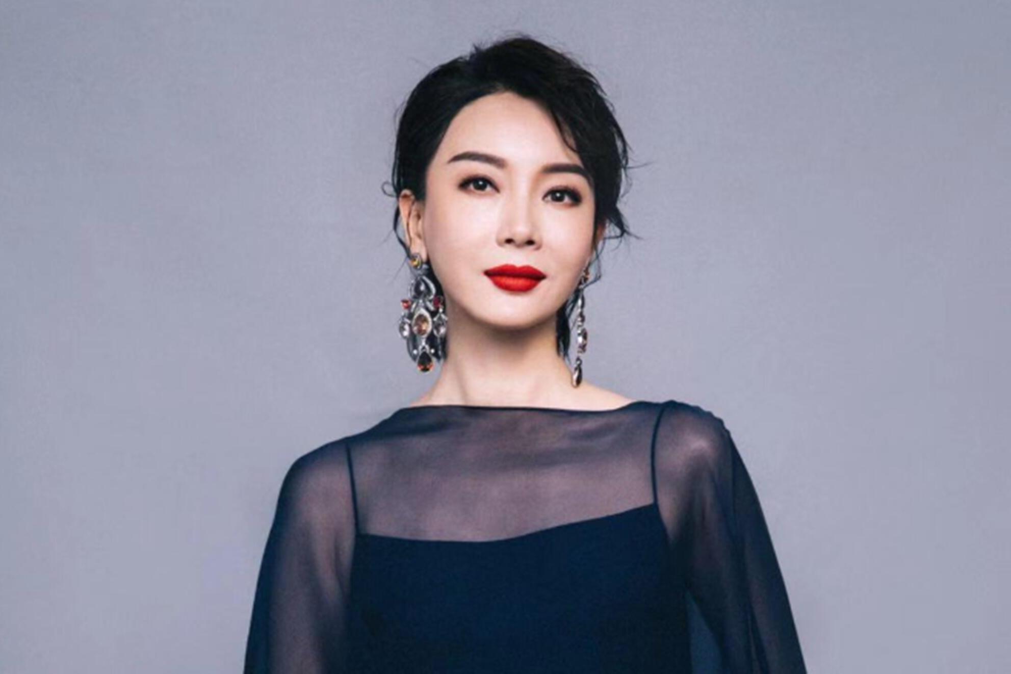 有-种轻薄温暖叫做绒外套,让你可以做个轻盈的冬季女神