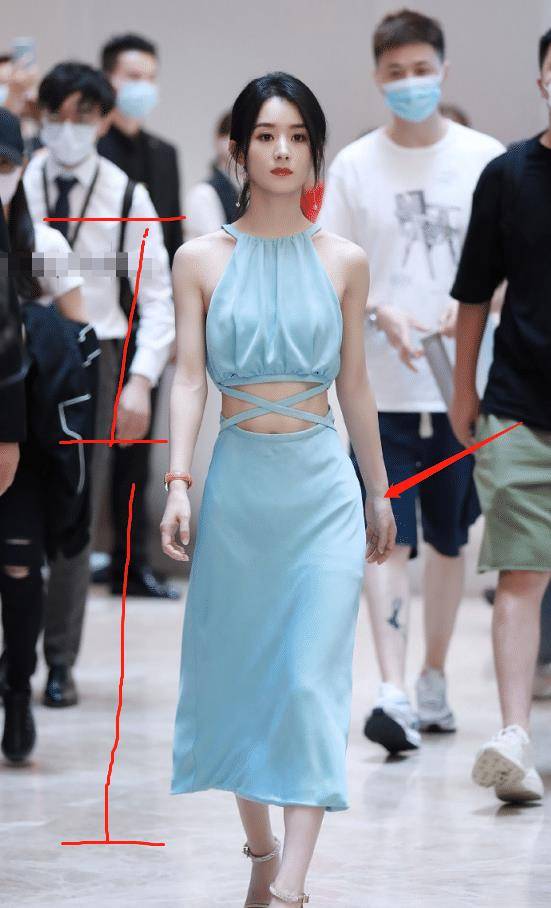 原创 赵丽颖穿露腰装被吐槽"五五分"身材,我却唯爱,她无精修下的生图