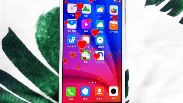 刚知道,手机可以设置满屏爱心飘落的效果,开机就会出现,超好玩