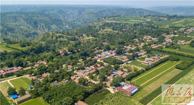 走进正宁县榆林子镇,通村通户的水泥路四通八达