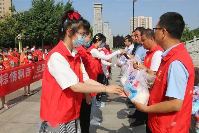 6月25日上午,扶風縣文明辦會同扶風愛心志願者協會在市民中心廣場舉辦