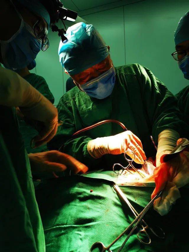 后来患者及家属慕名来到我科侯生才教授的门诊,收住院后仔细完善术前