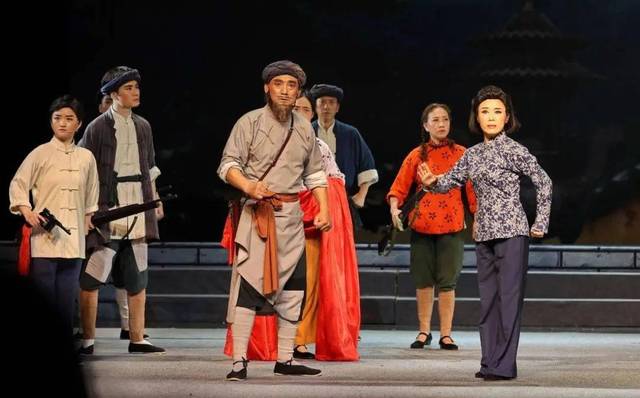 《看长江》《春蚕到死丝不断》《绣红旗》《红梅赞》等唱段时,吴琼以