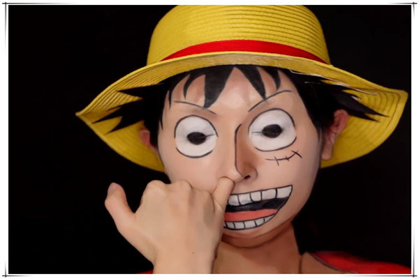 都知道00后大学生肖遥的动漫仿妆基本上都是在眼皮上作画,与其说是仿