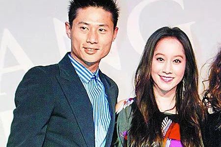 彭康育退出组合后就转型幕后,也算是做得不错.