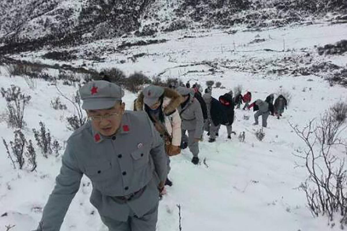 红军爬雪山时,三位将军抱团取暖,第二天都被冻成了冰雕