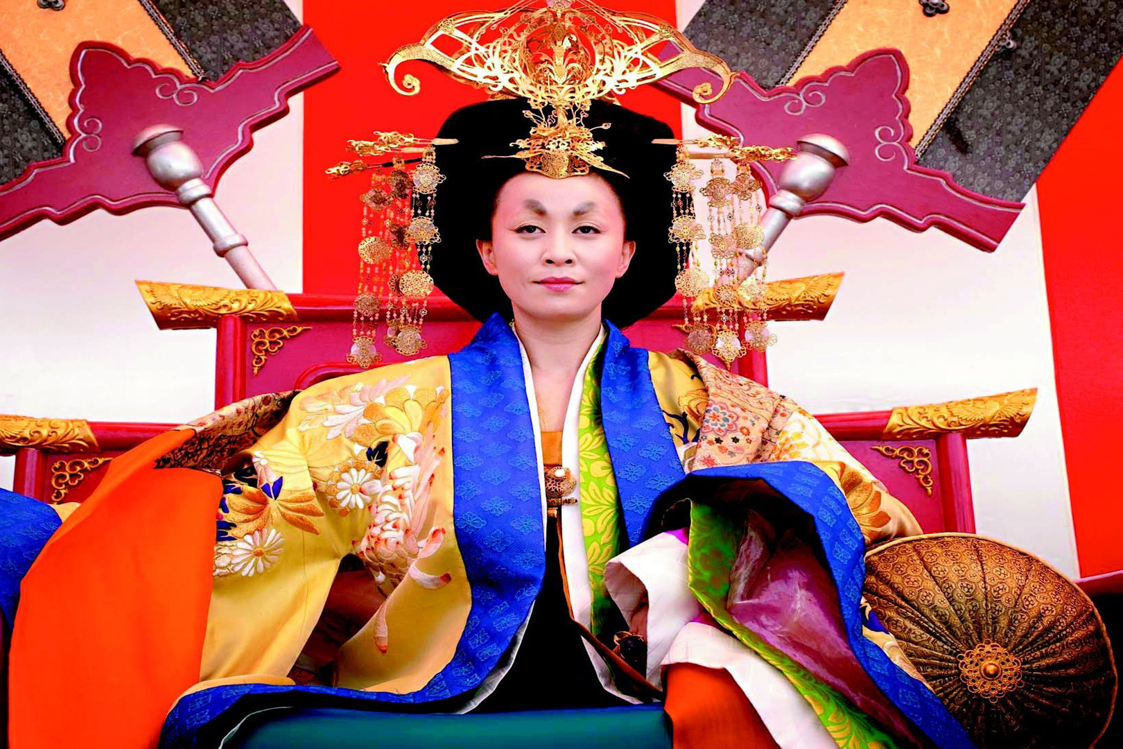 乾隆第一贵妃,与令妃亲密,抚养乾隆小儿子,却因过生日被吓死!