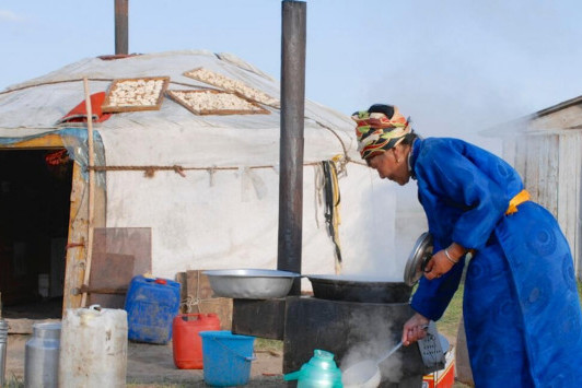 了,因为有钱人,有权人可以一个萝卜几个坑,娶多个美女;而我们搬砖的