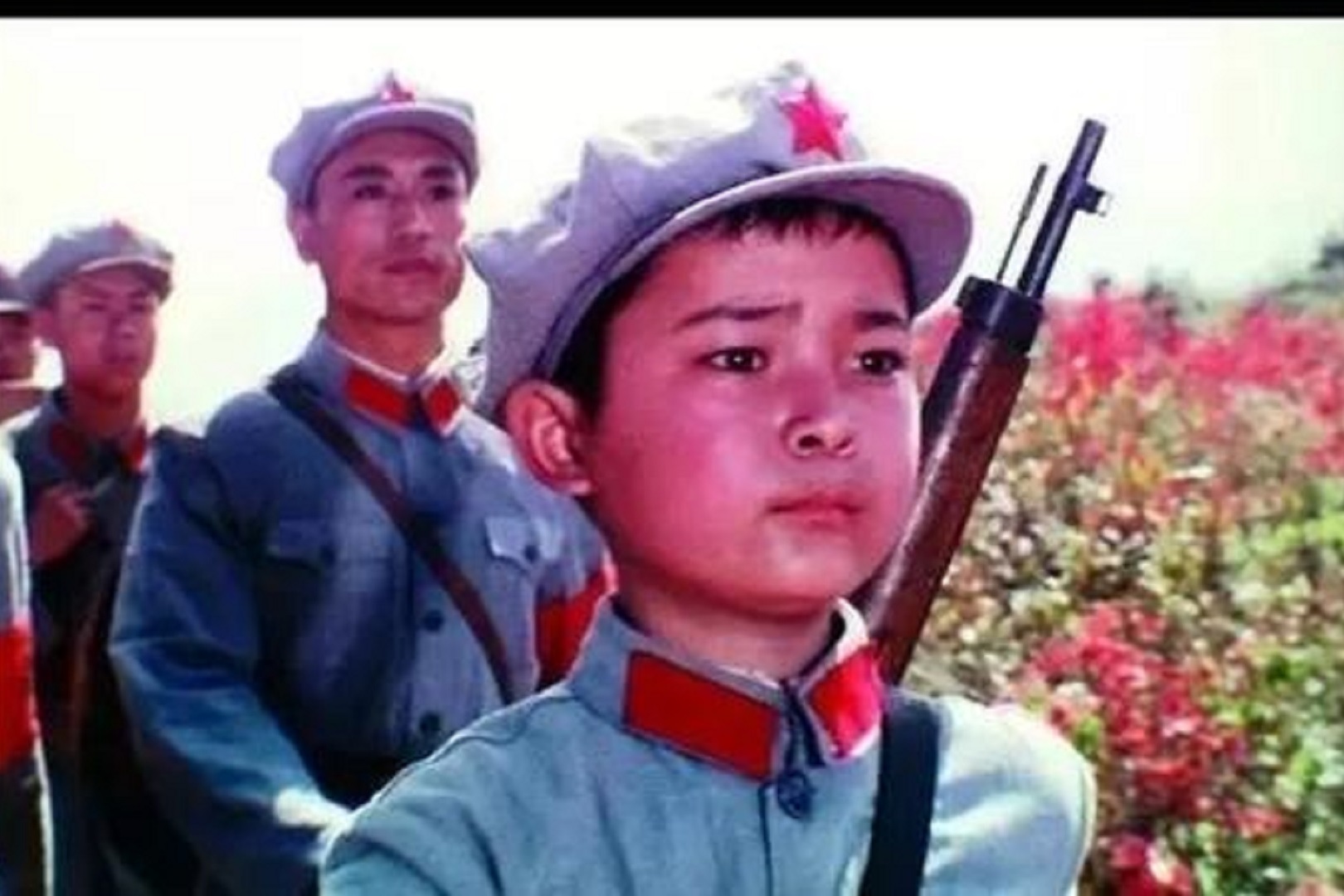 闪闪红星是我们追寻红军的足迹,《映山红》是我们嘹亮的歌声