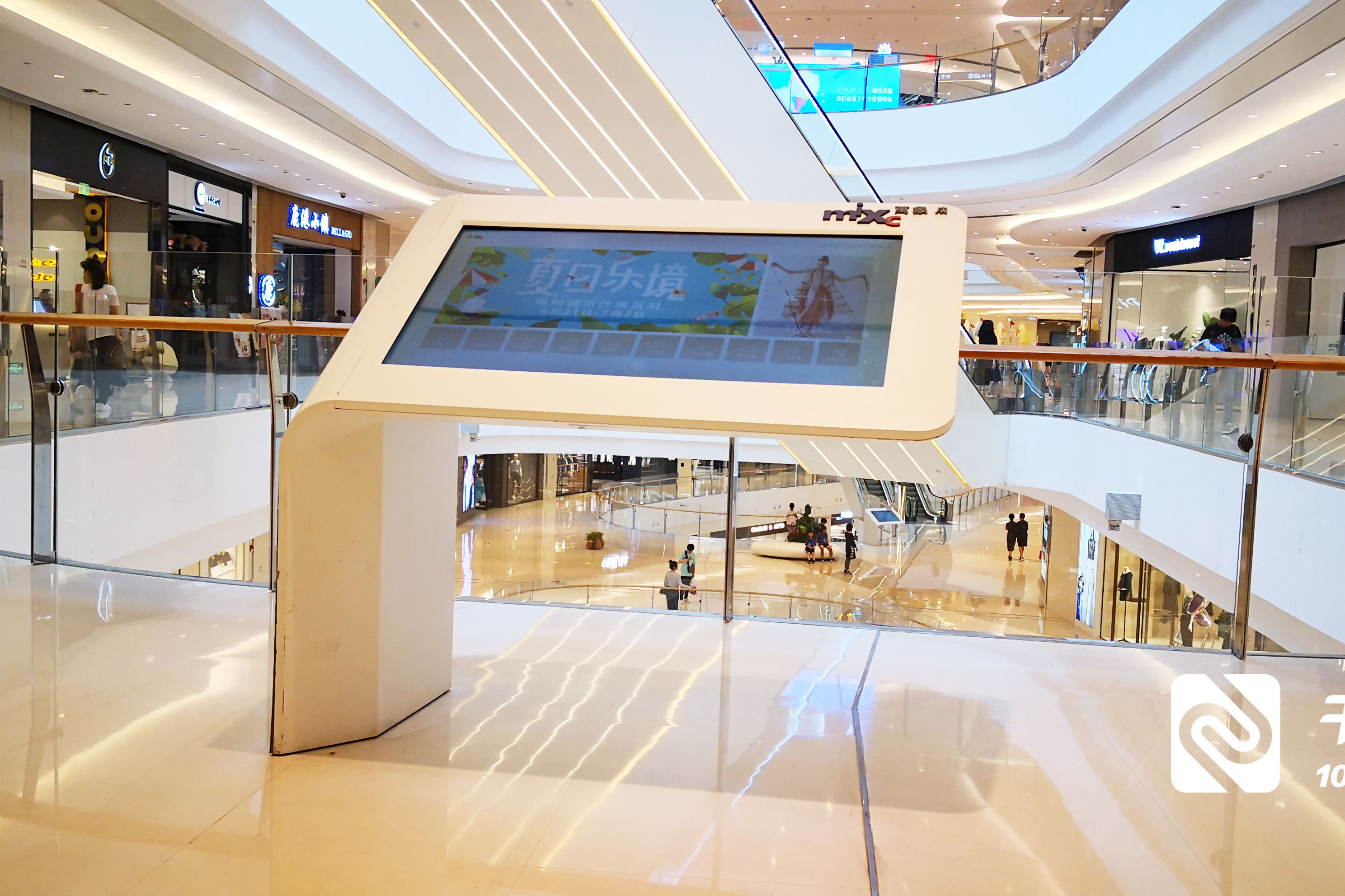 信息互动,三维全景展示技术等功能为一体,是高科技的商场导视系统
