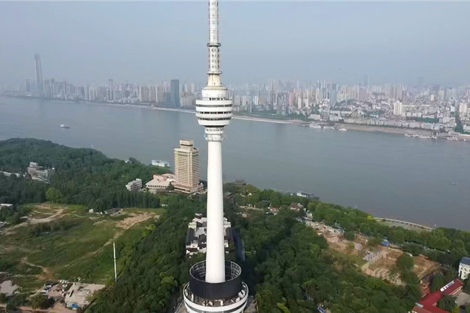 航拍长江和汉交汇处的龟山电视塔