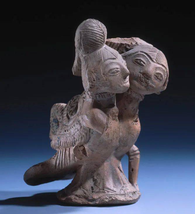 新疆于阗遗址出土六世纪泥塑:共命鸟像-搜狐大视野-搜狐新闻