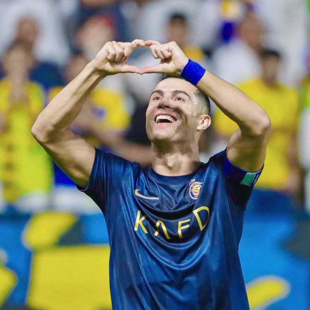 c罗破门后向球迷飞吻比心 2轮轰5球(图)-搜狐大视野-搜狐新闻