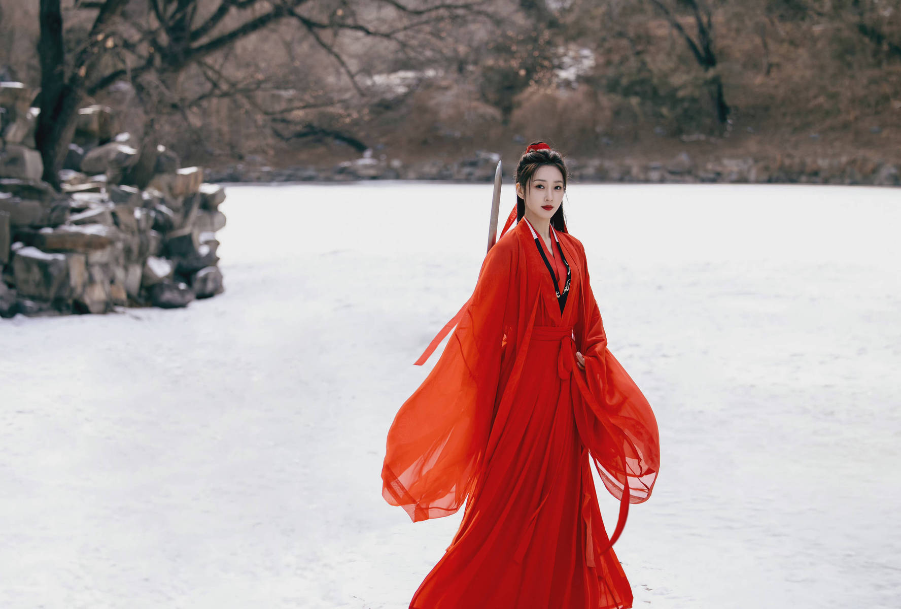 明星美女 - 哈妮克孜 红衣映雪，风卷长空。眉目含情，绰约多姿