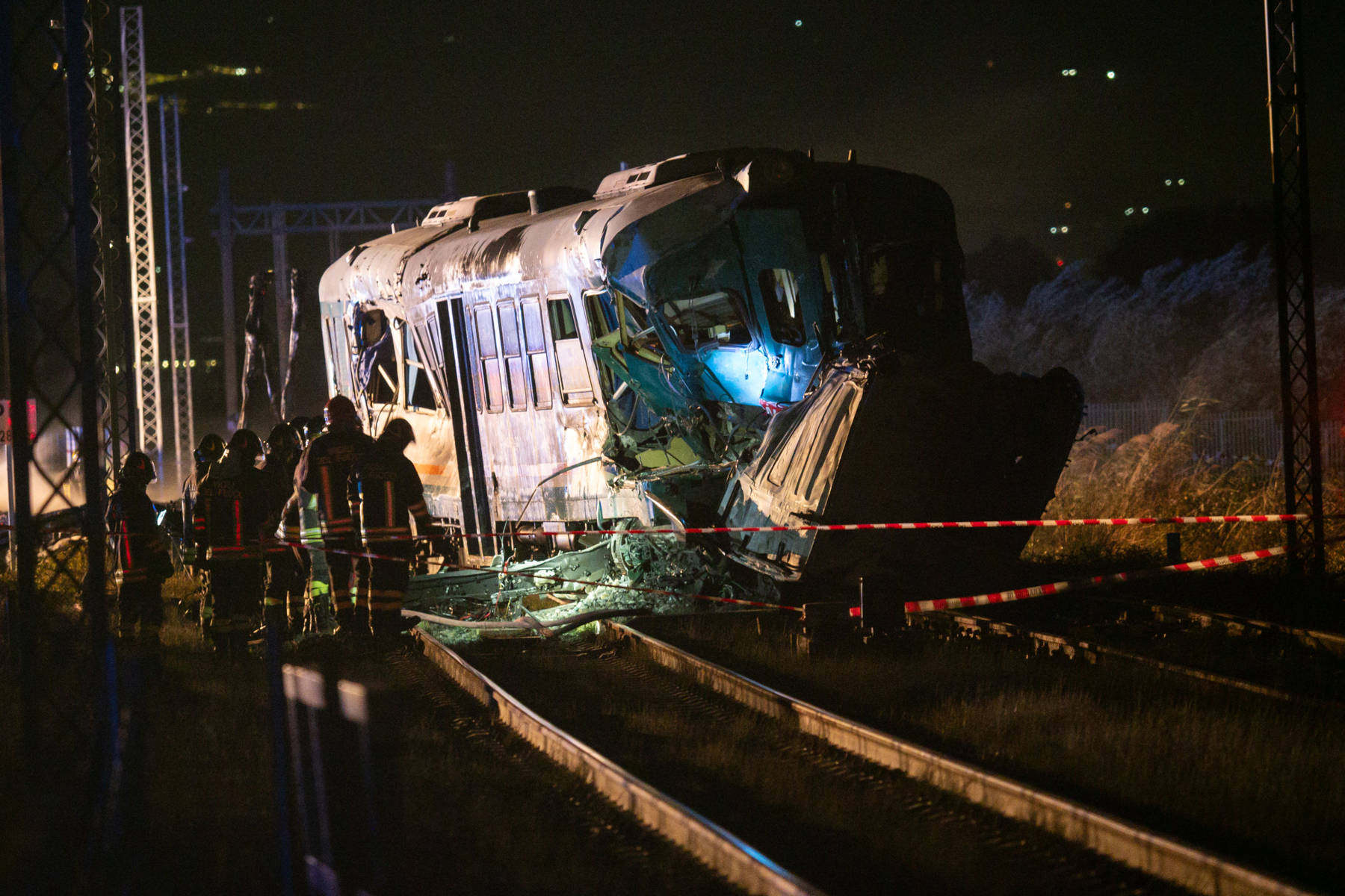 意大利南部一火车与卡车相撞致2人死亡