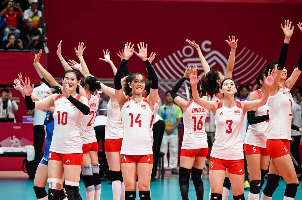 杭州亚运会女排决赛中国女排夺冠众将激动庆祝