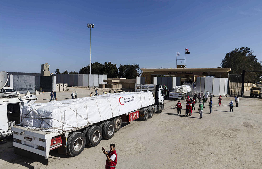 第一批国际援助物资通过拉法口岸被送往加沙地带