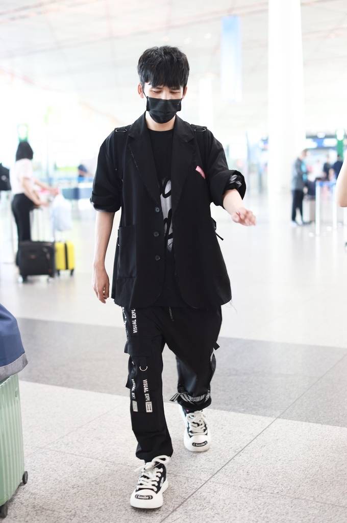 大张伟身穿黑色外套简单低调