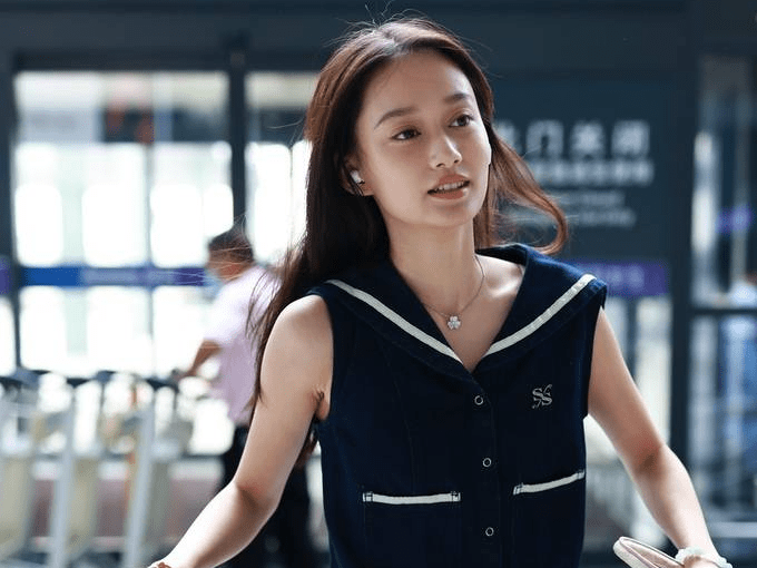 夏梦,本名马梅芷,2001年12月2日出生于浙江省杭州市,中国内地女演员.