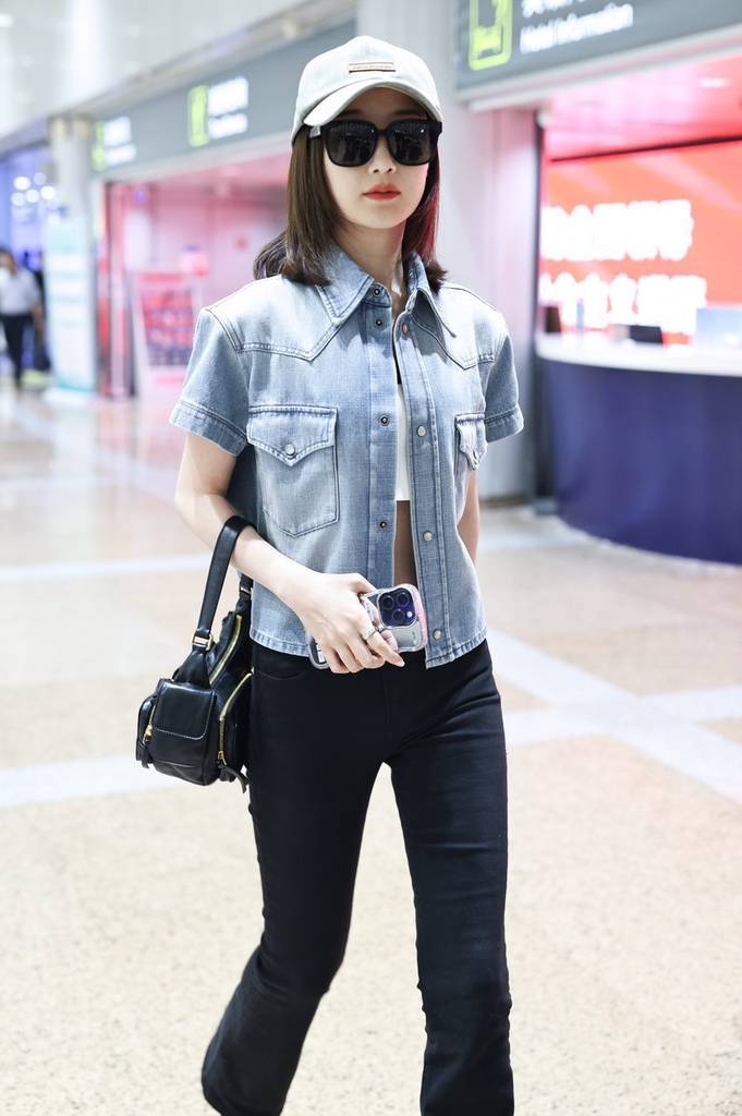 毛晓彤牛仔短袖内搭露脐背心时尚甜酷