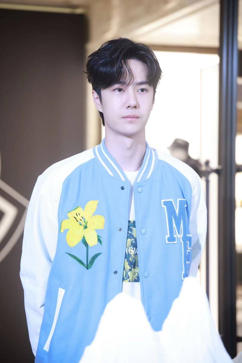 王一博蓝色棒球服清新帅气开心碰杯庆祝店铺开幕