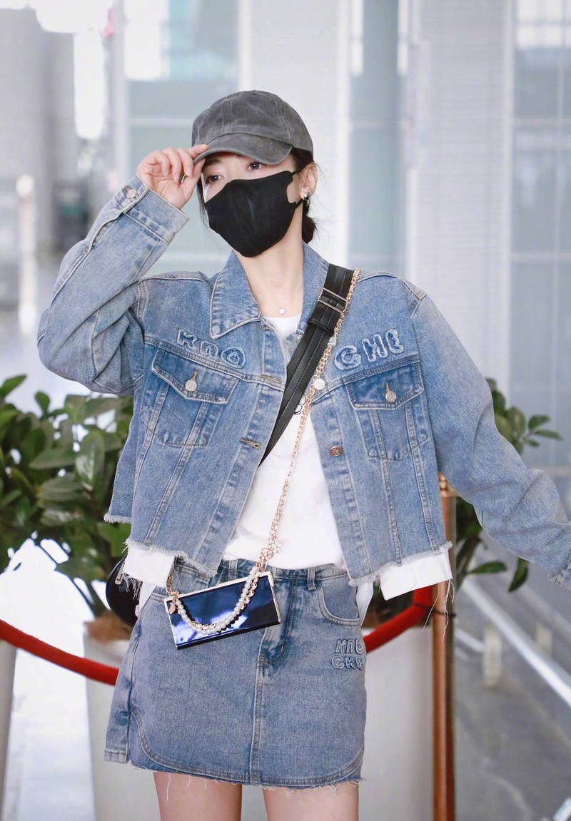 陈紫函穿牛仔套裙时尚简约 搭配长靴美腿纤细修长-搜狐大视野-搜狐