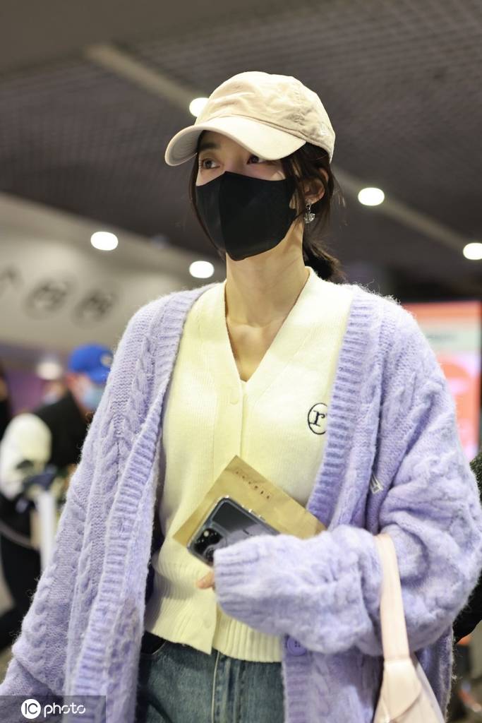 万鹏现身上海机场头戴棒球帽小家碧玉