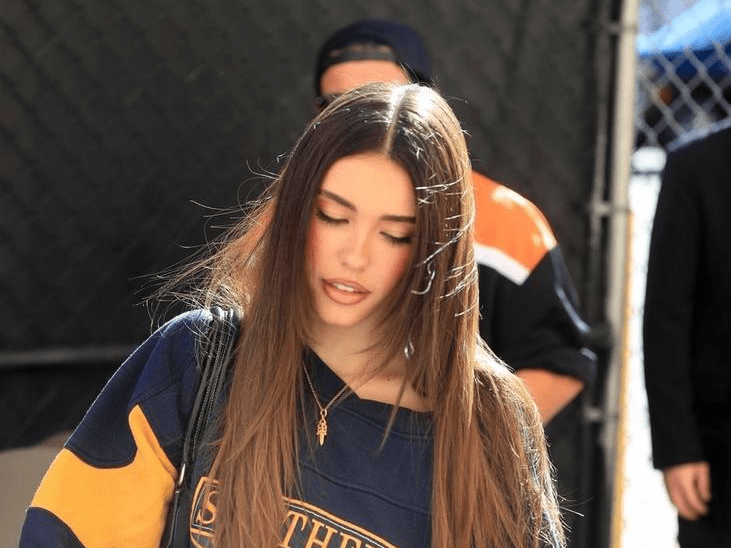 麦迪逊·比尔,1999年3月5日生于美国纽约耶利哥,美国歌手.