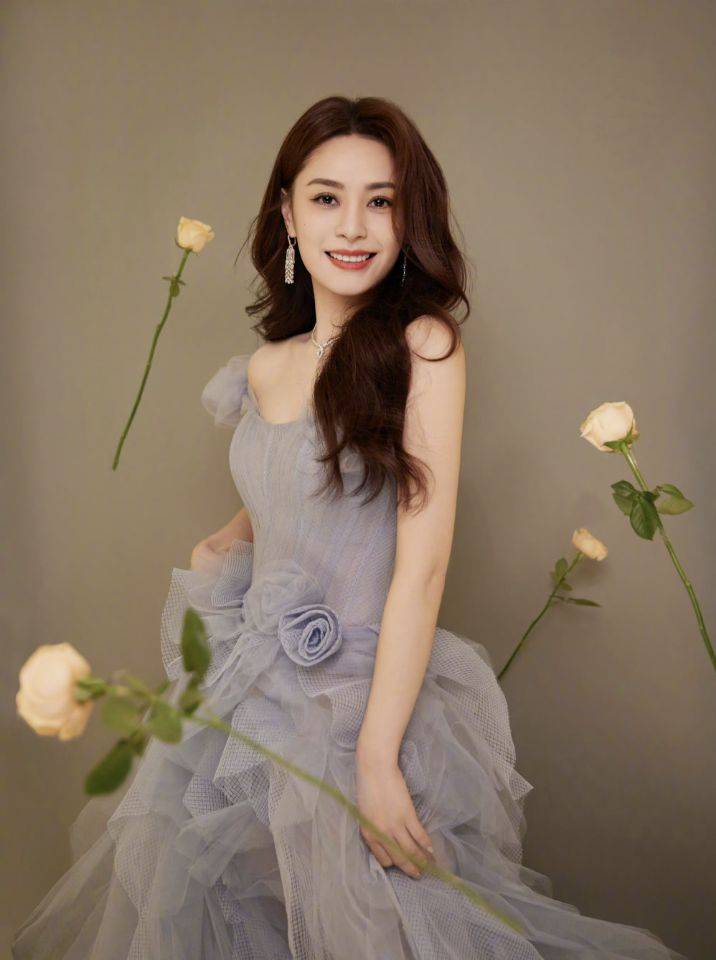 钟欣潼时尚写真艳若桃李秀丽端庄