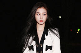 虞书欣前往米兰时装周 对镜头比V卖萌