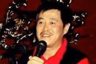 赵本山26年前罕见旧照曝光 衣着时尚好帅气