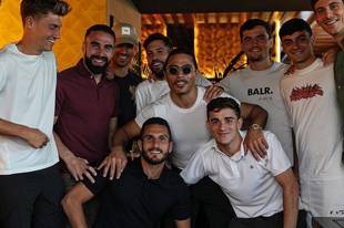 西班牙队打卡网红餐厅 撒盐哥亲自喂烤肉