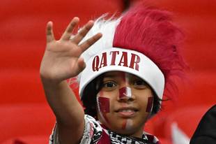 卡塔尔球迷平静接受失利 世界杯赛场成打卡地