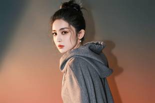 娜扎卫衣穿搭帅气靓丽