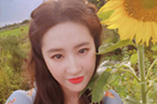 刘亦菲与大理美景合照氛围感十足