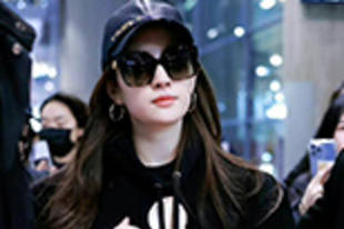 刘亦菲出发巴黎时装周 马丁靴搭墨镜好酷