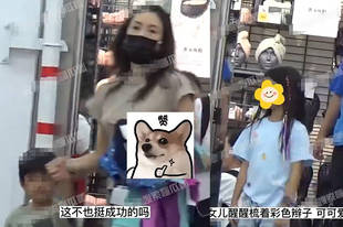 章子怡带儿女逛商场